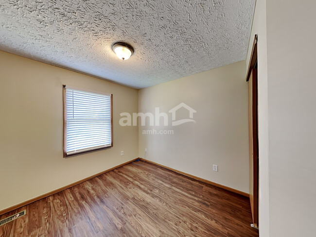 Building Photo - 825 Whitehead Dr