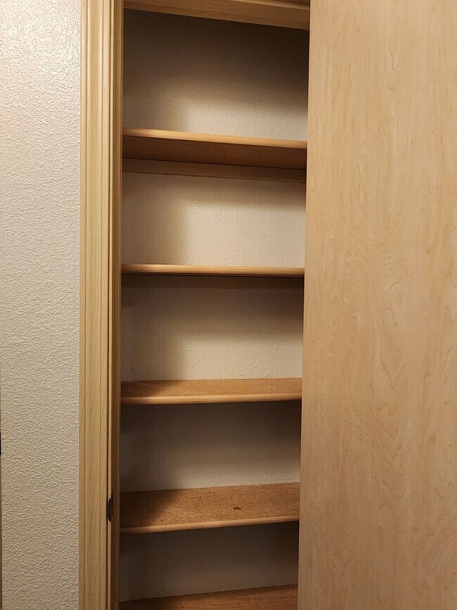 Building Photo - 1ST  FULL  MONTH'S  RENT  FREE   Pet-friendly Townhouse Near Parks and Downtown Newberg