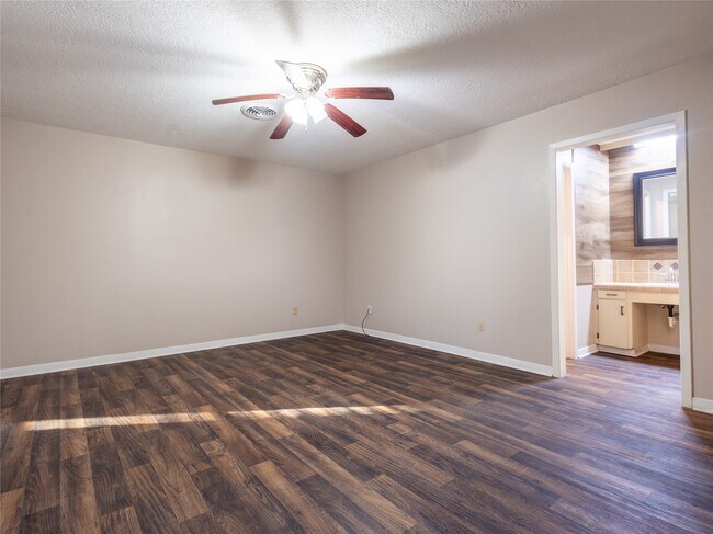 Building Photo - 2728 Encino Ave
