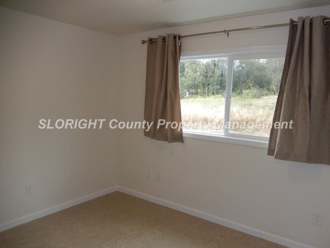 Building Photo - AVAILABLE AUGUST- Recently Remodeled - 1 Block from Poly