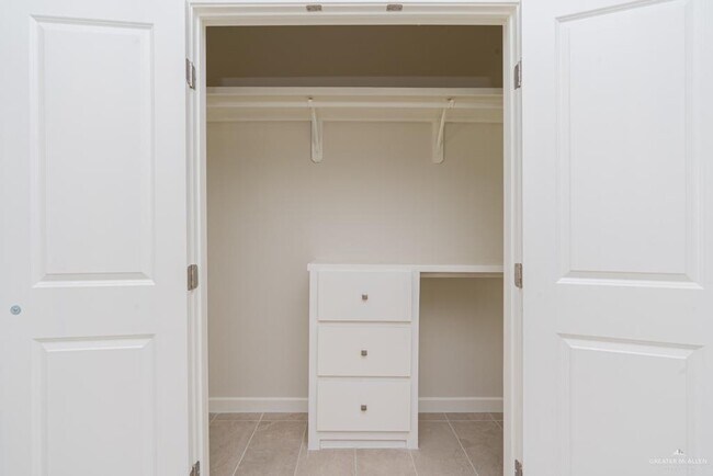 Building Photo - 10 English N Ave