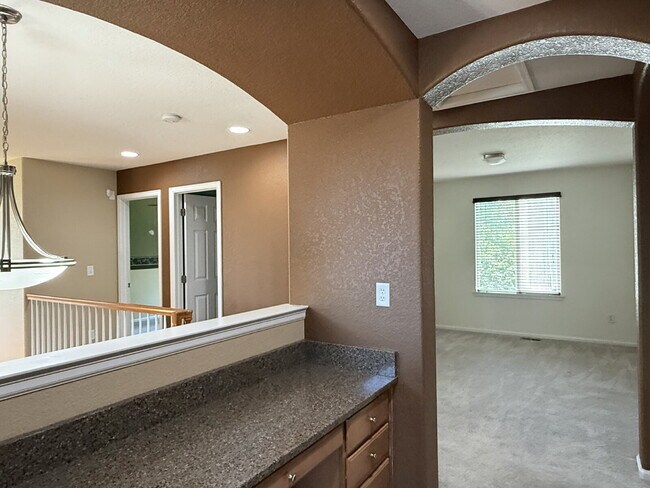 Building Photo - Gorgeous Reunion Home Features 4 Beds/2.5 Baths and Large Backyard. Close to Shopping, Dining and...