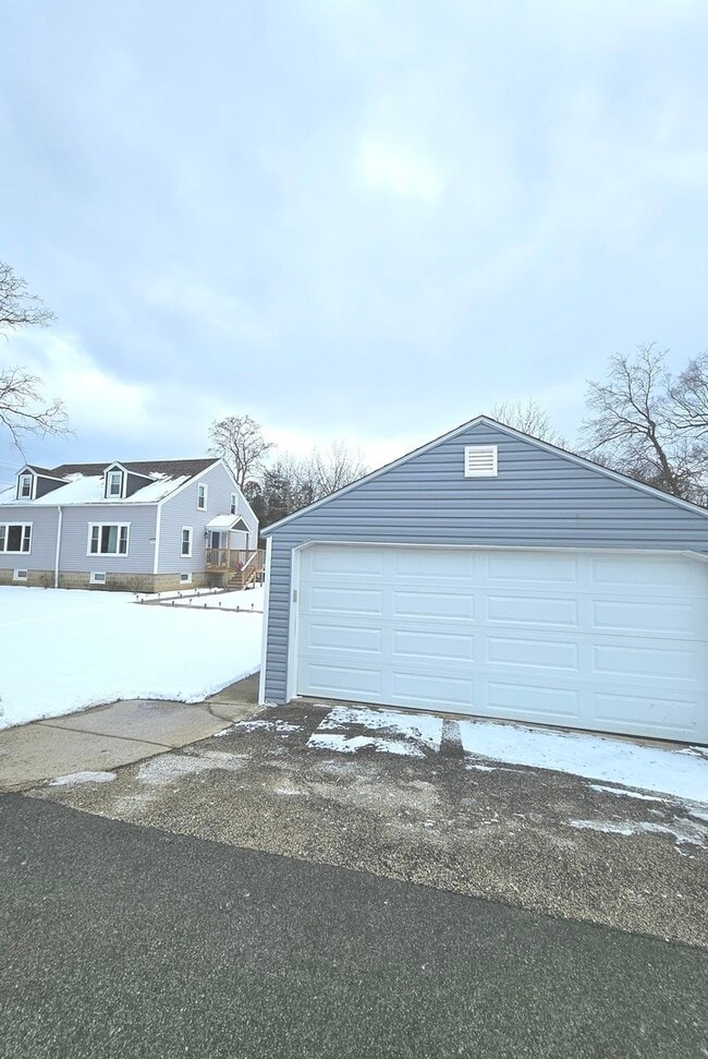 Building Photo - 16637 W Brockman Ave