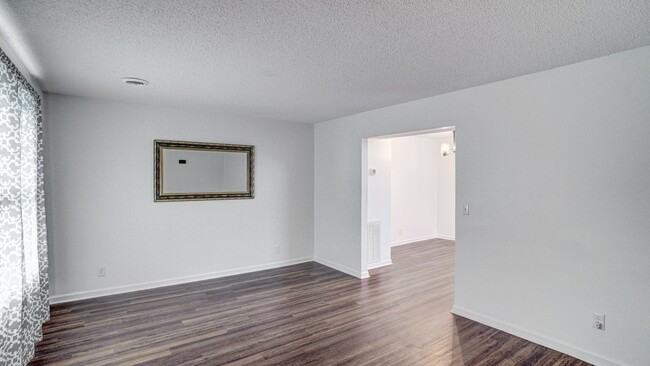 Building Photo - 2 Bdrm / 1.5 Bath Townhouse in Johnson Cit...