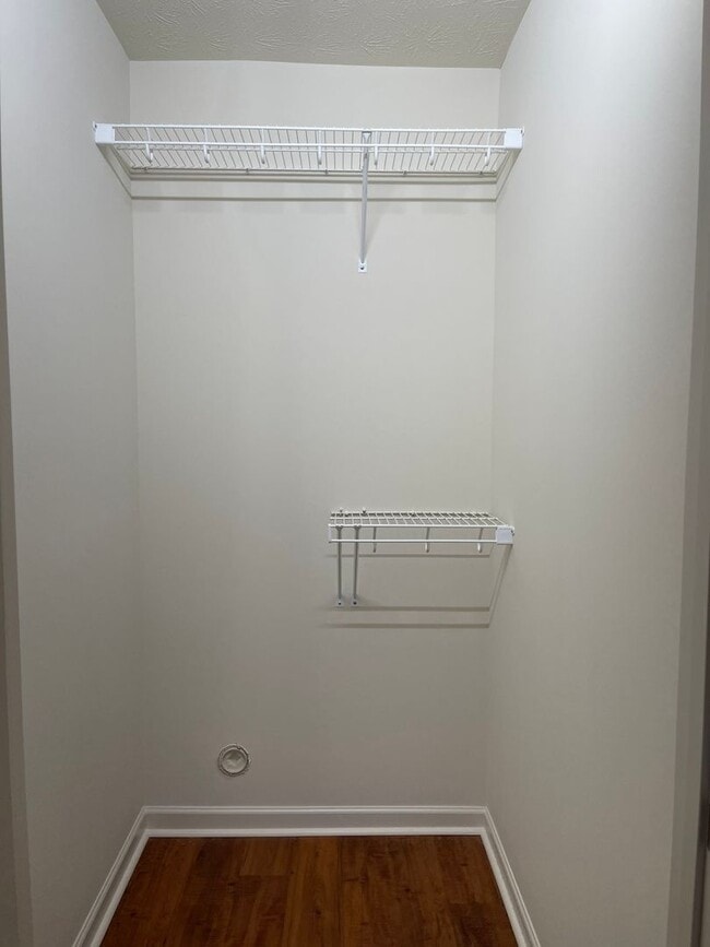 Building Photo - One Bedroom Garden Apartment