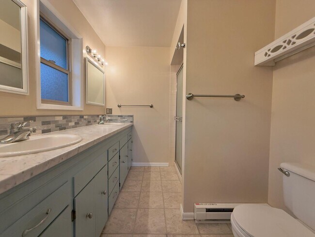 Building Photo - 1307 E 30th Ave