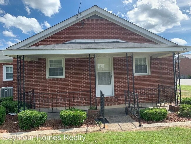 Building Photo - Adorable 3 BR | 1.5 BA Brick Home in Rosewood! *Lawn Care Included!*