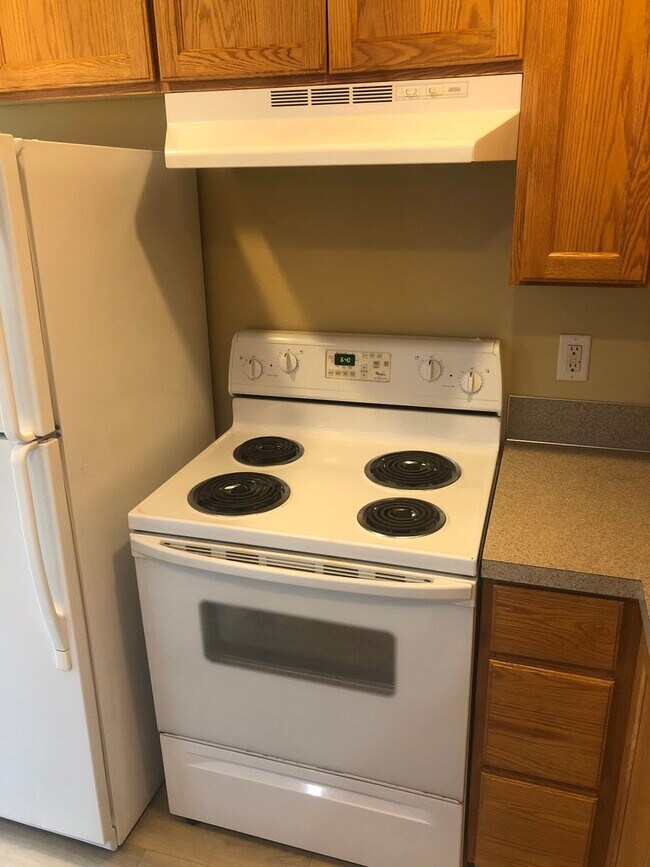 Building Photo - Three Bedroom Duplex in South Salem