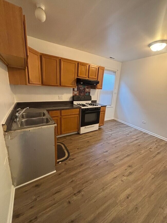 Building Photo - 8826 S Exchange Ave