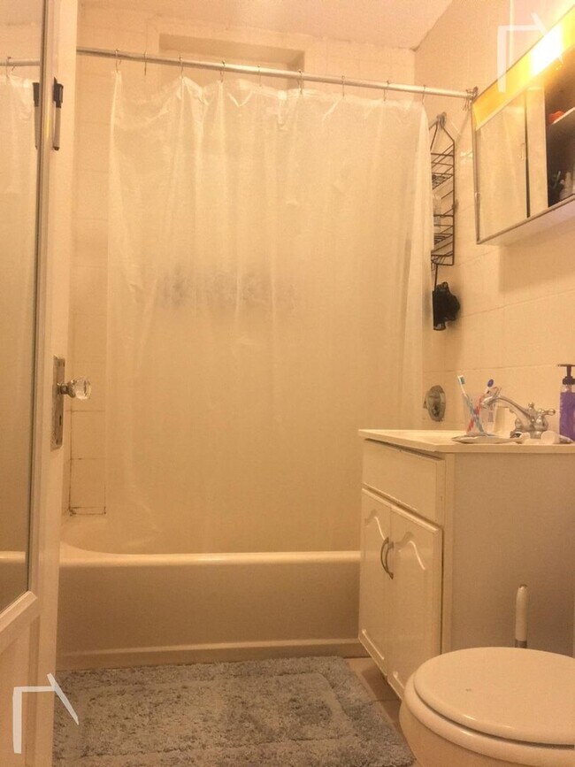 Building Photo - Great location in Brookline for BU... 2 bed 1 bath!!
