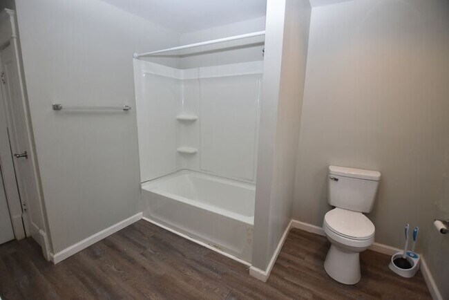 Building Photo - Spacious Downtown Mishawaka Apartment