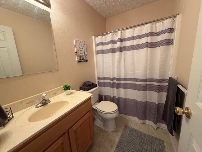 Building Photo - Fully Furnished Short Term Rental!