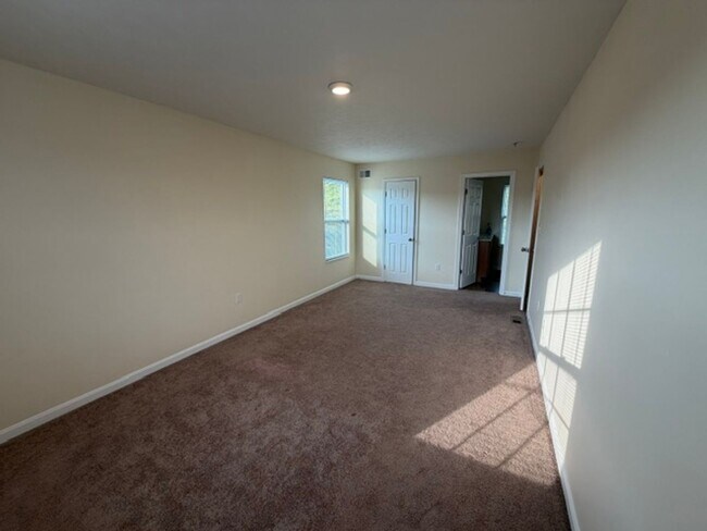 Building Photo - 422 Labrador Ln