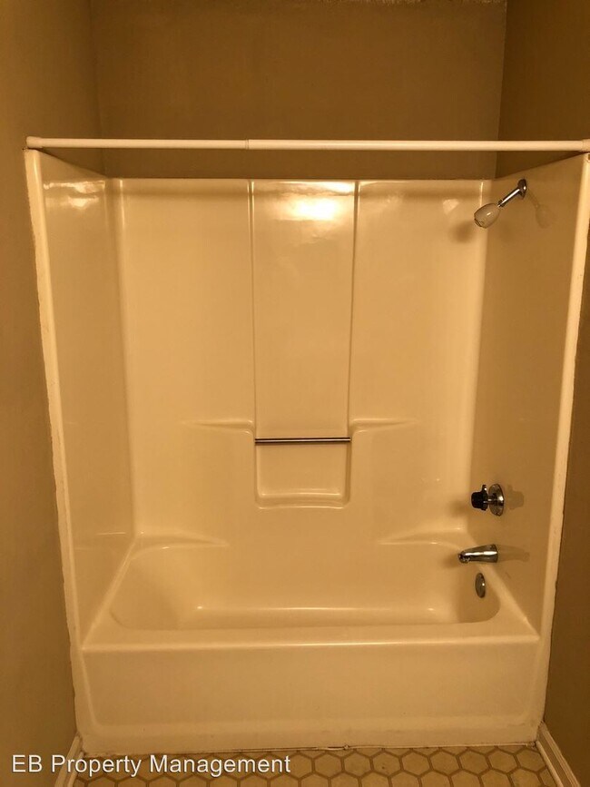 Building Photo - 1802 Elm St