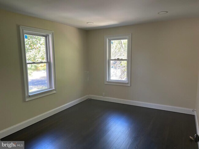 Building Photo - 614 Linden Ave