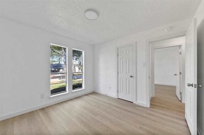 Building Photo - 2042 Lexington Woods Dr