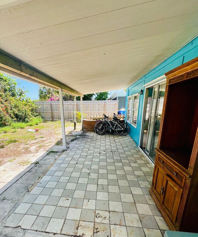 Building Photo - 2/1.5 Duplex in Fisherman's Haven