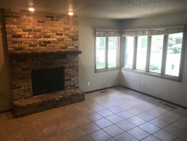 Building Photo - 319 Opal Cir