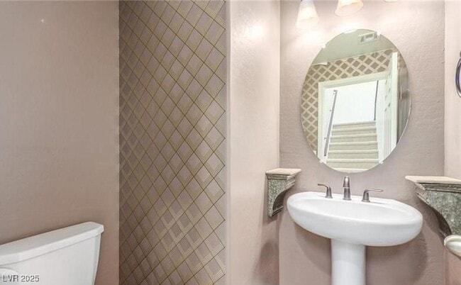 Building Photo - 12556 Skylight View St