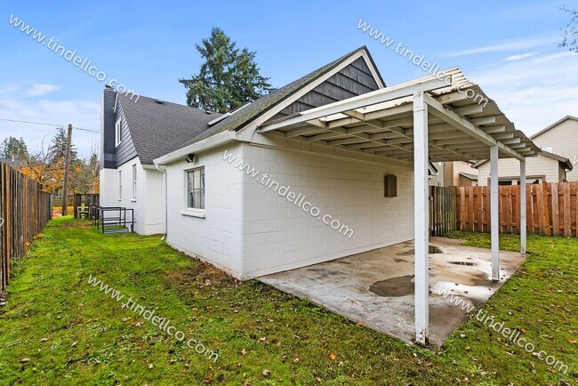 Building Photo - Modern Elegance Meets Campus Convenience: ...