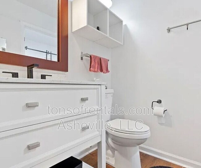 Building Photo - 581 Courtwood Ln