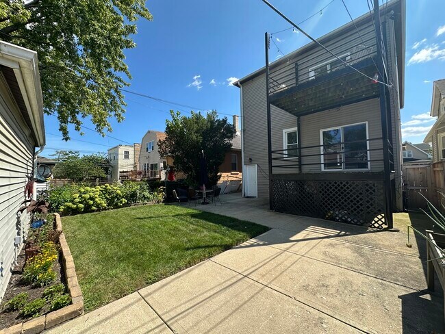 Building Photo - 5110 W Byron St