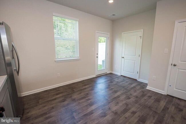 Building Photo - 417 Creekbed Cir