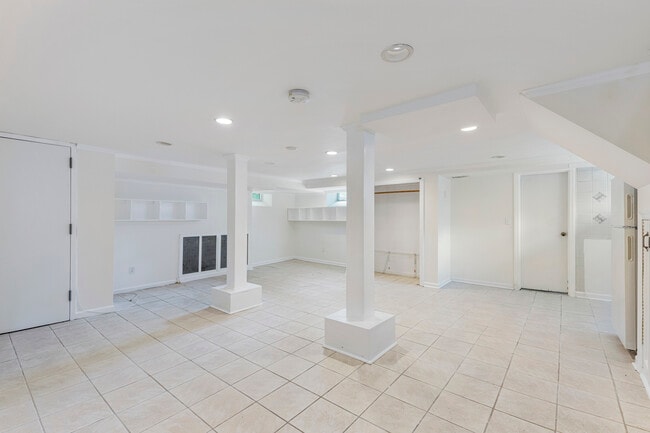 Building Photo - 727 Pelhamdale Ave