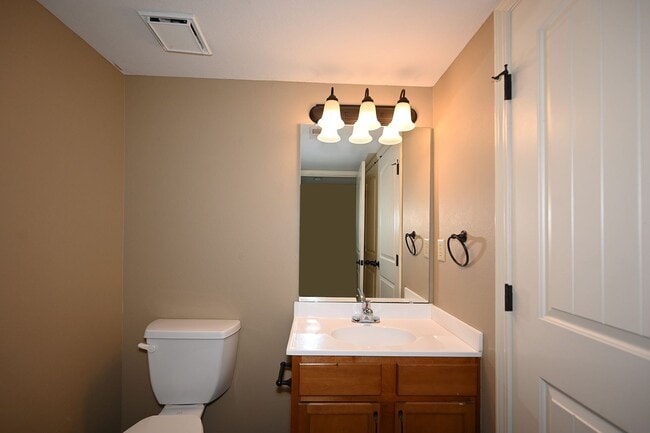 Building Photo - 3 Bedroom, 2.5 bath Townhome with 1 car garage!