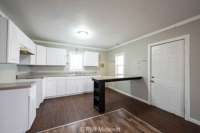 Building Photo - "Cozy 1-Bedroom Haven in Greenfield with E...