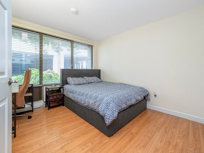 Building Photo - 300 Broad St