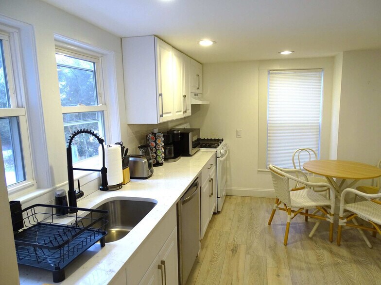 Building Photo - 18 Pleasant St