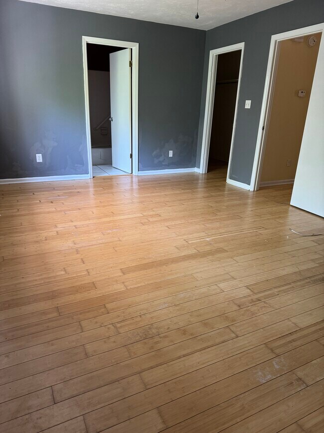 master bedroom / walkin closet / master bathroom - 494 Teal Ln