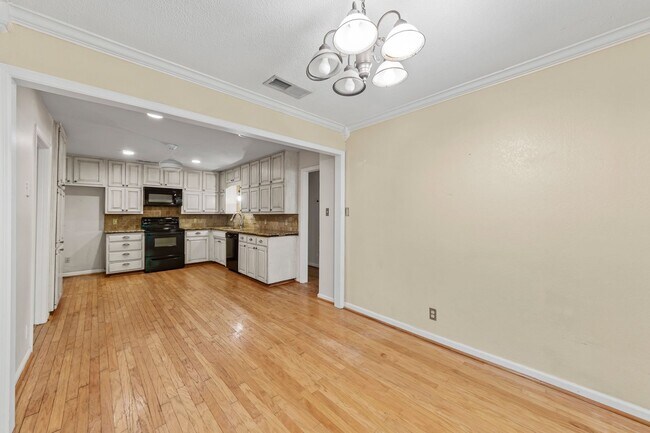 Building Photo - 121 Lake Vista W