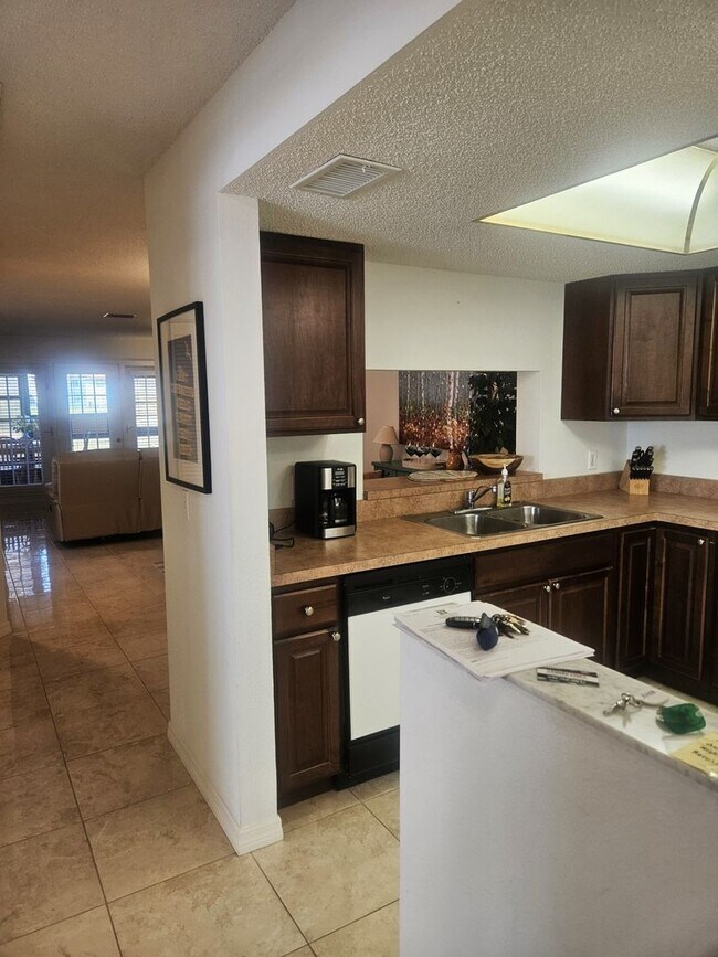 Building Photo - Englewood bottom floor large condo