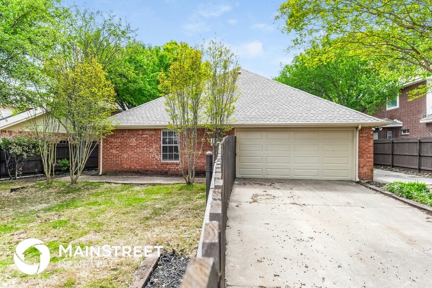 Building Photo - 633 Fern Dr