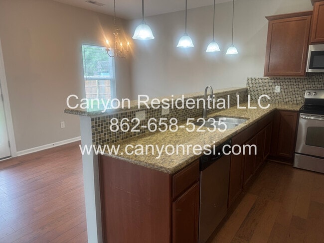 Building Photo - 2521 Spinnaker Dr