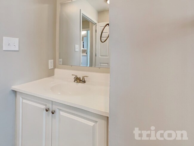 Building Photo - 101 N Lakeside Dr