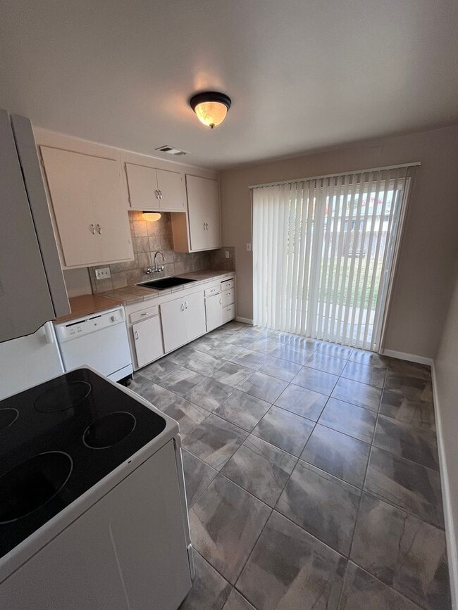 Building Photo - QUAINT HOME IN SACRAMENTO NEAR SOUTH LAND ...