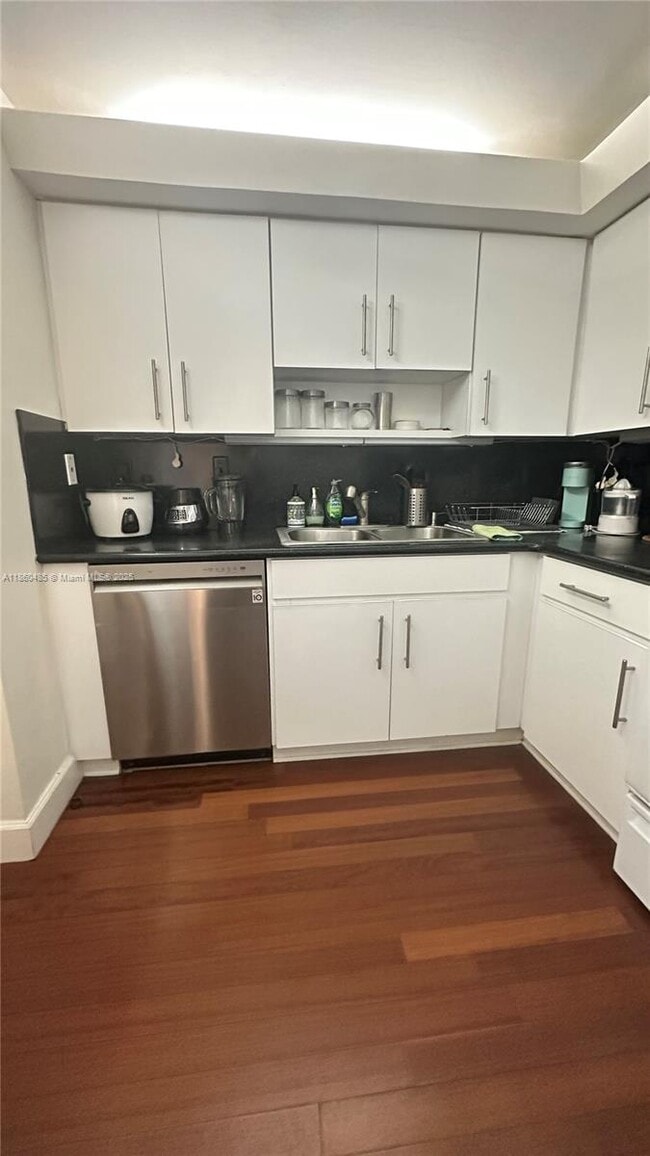 Building Photo - 1450 Brickell Bay Dr