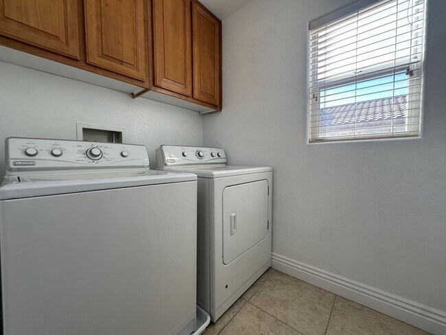 Building Photo - 4 Bedroom Home + Downstairs Office | Move-In Ready