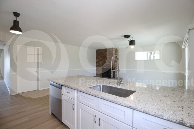 Building Photo - 537 E Laguna Dr