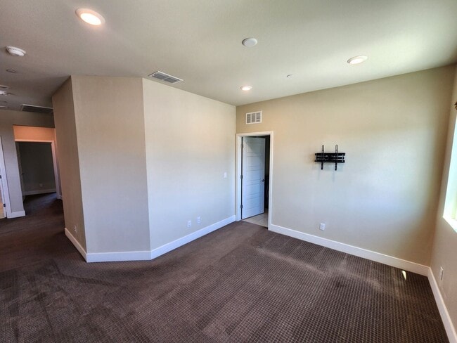 Building Photo - Updated North Natomas 5bd/3ba Home with 2 Car Garage