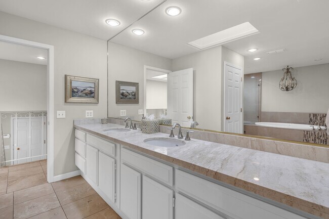 Building Photo - 4953 Lakeridge Terrace W