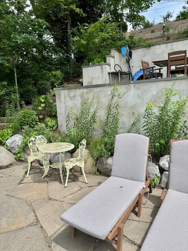 Building Photo - 54 River Dr