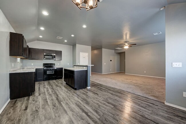 Building Photo - Gorgeous 4 Bed 2 Bath Home in Heart Of Mustang!!