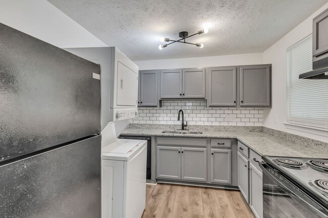 Building Photo - AVAILABLE JULY 10TH. 2 Bed 1 bath FOR LEASE in South Inglewood (East Nashville). $1750 Rent. Pets...