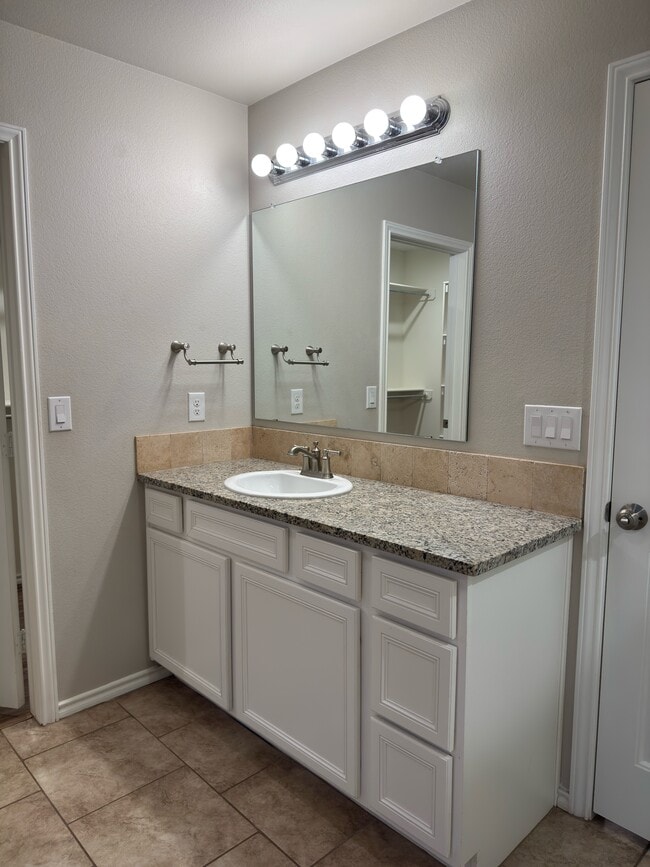 Building Photo - 6905 Baron Dr