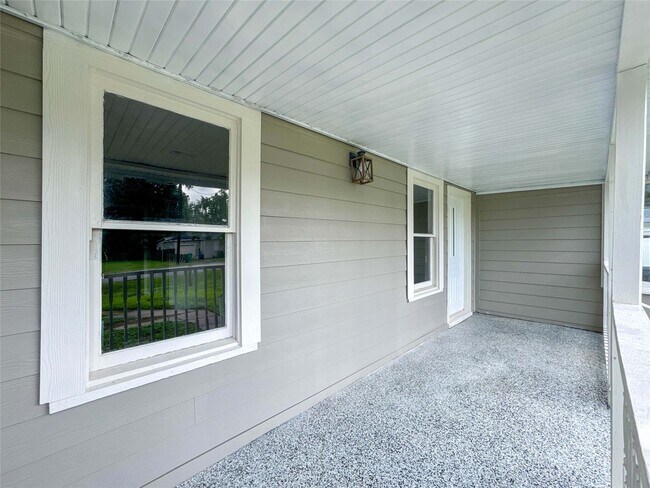 Building Photo - 121 Lake Rd