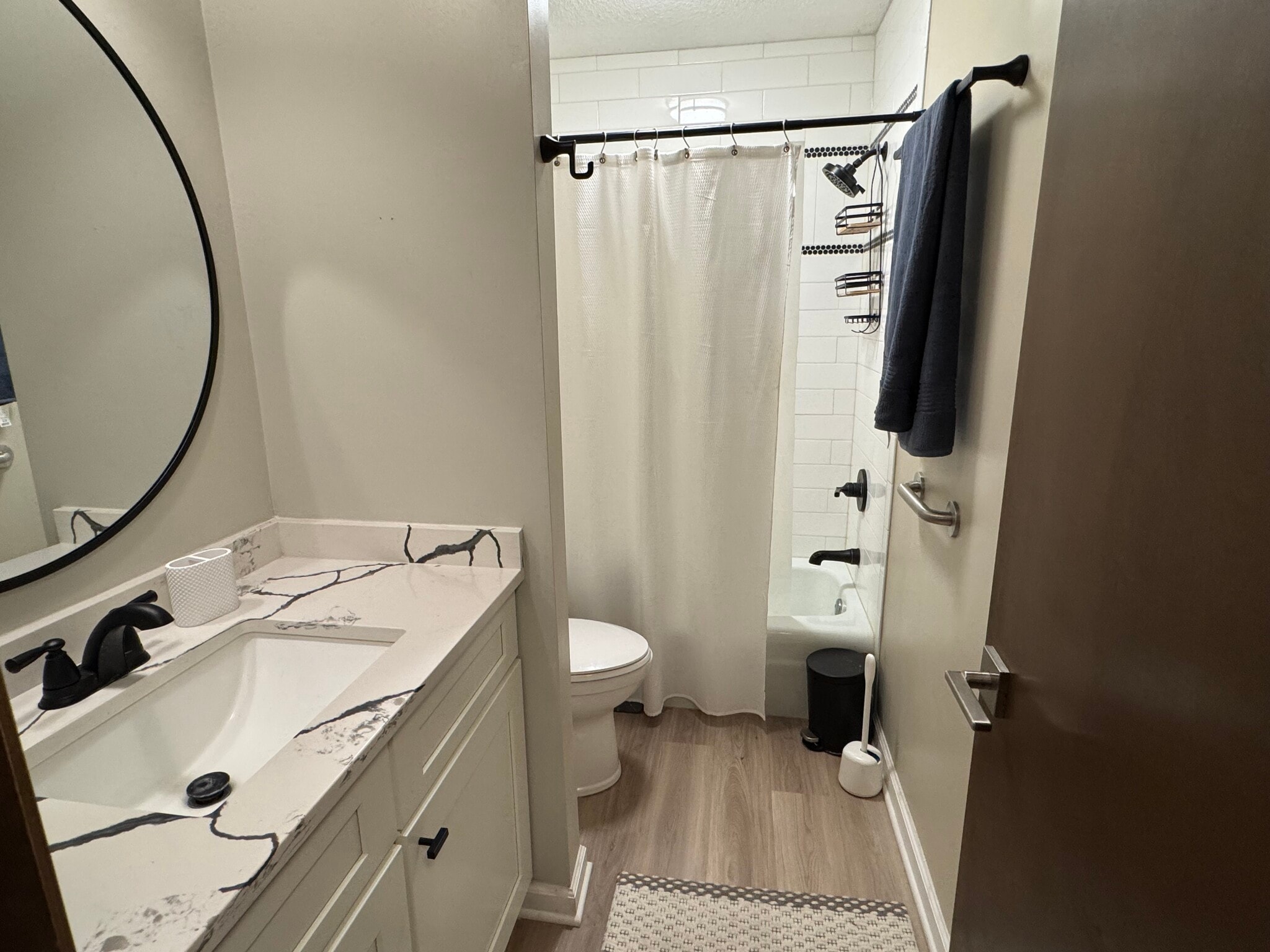 2nd bath with showers and tub - 7500 Cahill Rd